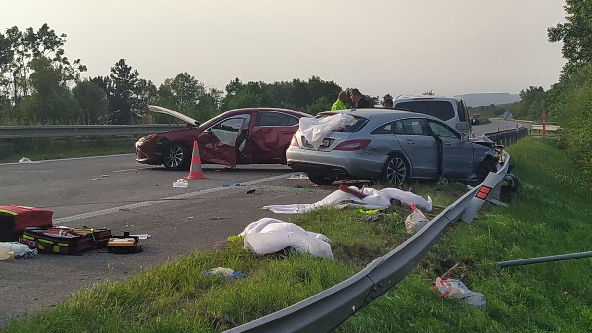 Dva mrtví silničáři a osm zraněných po hromadné nehodě na dálnici D2